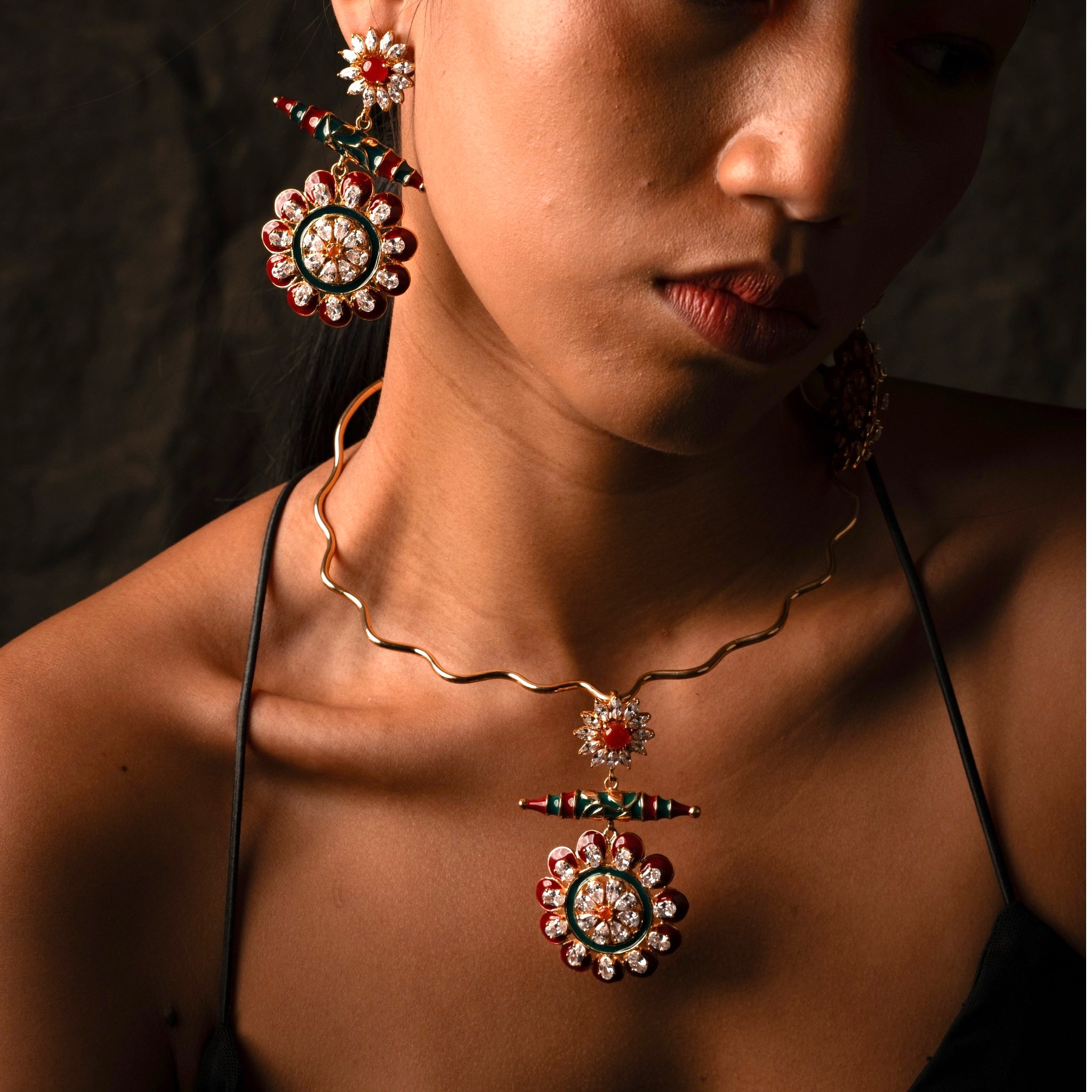 Seren | Wavy Hasli Necklace and Medallion Earrings Set