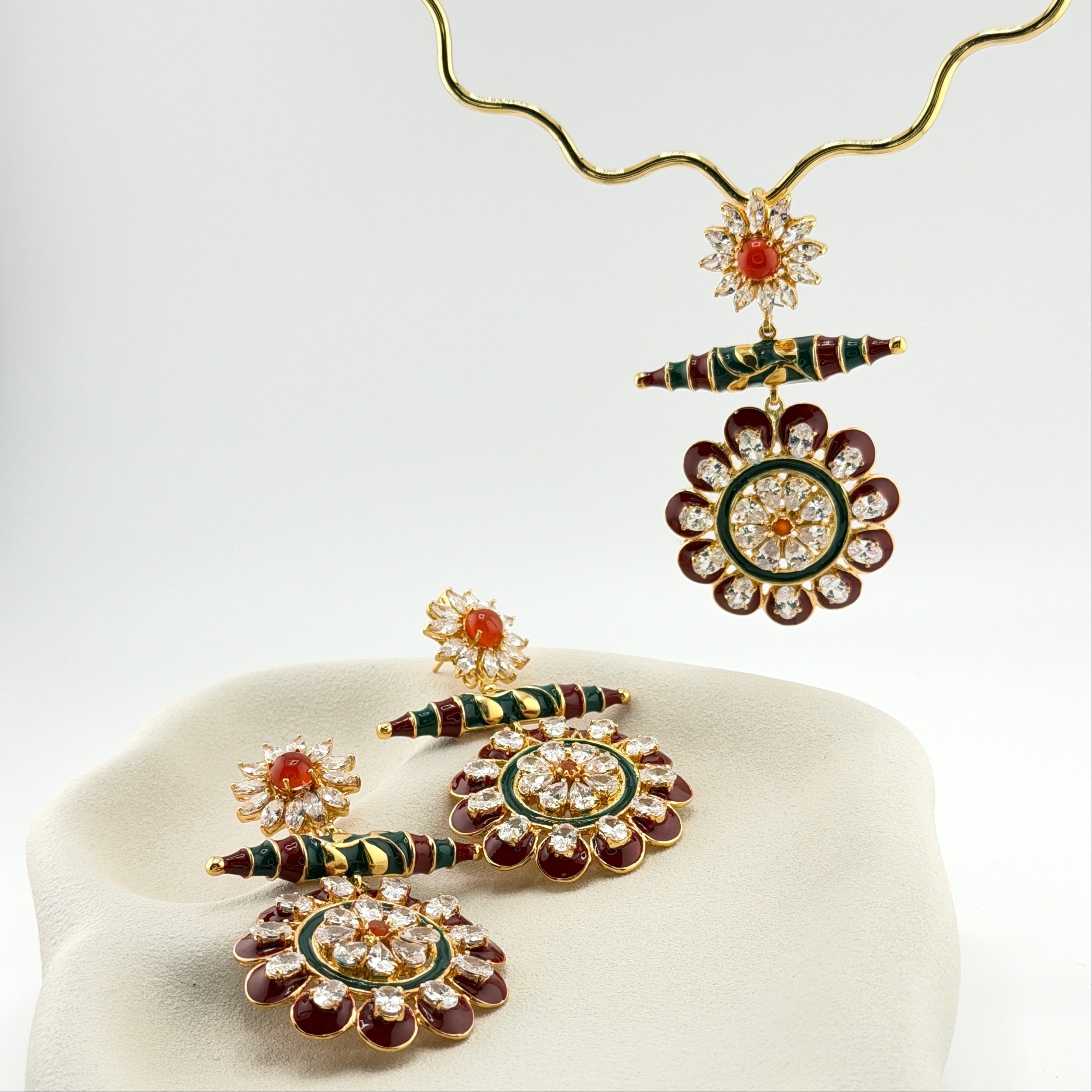 Seren | Wavy Hasli Necklace and Medallion Earrings Set