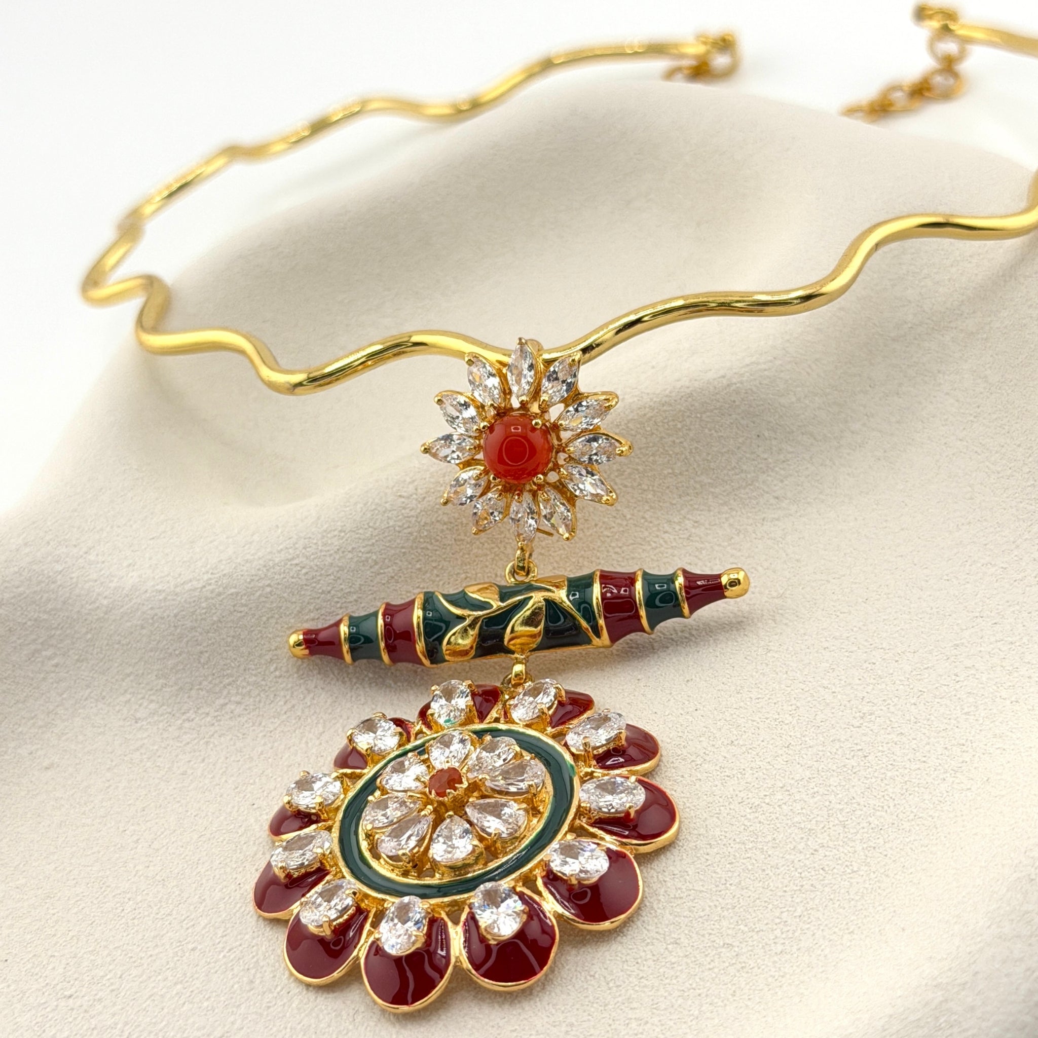 Seren | Wavy Hasli Necklace and Medallion Earrings Set
